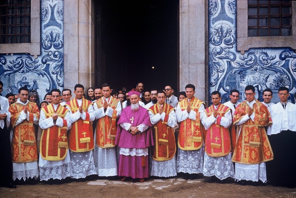 Fotografia dos ordenados com a presença do bispo D. Manuel Ferreira da Silva